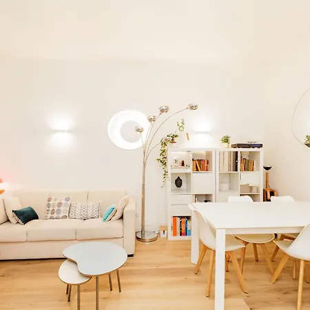 Chic And Cosy Paris Stay By Eiffel Tower & Seine Apartment