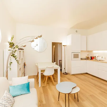 Chic And Cosy Paris Stay By Eiffel Tower & Seine