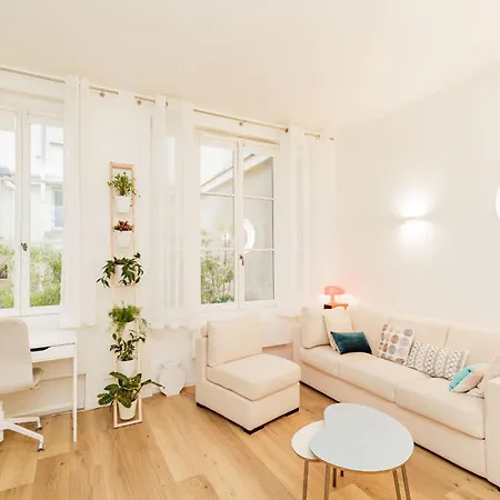Chic And Cosy Paris Stay By Eiffel Tower & Seine Apartment